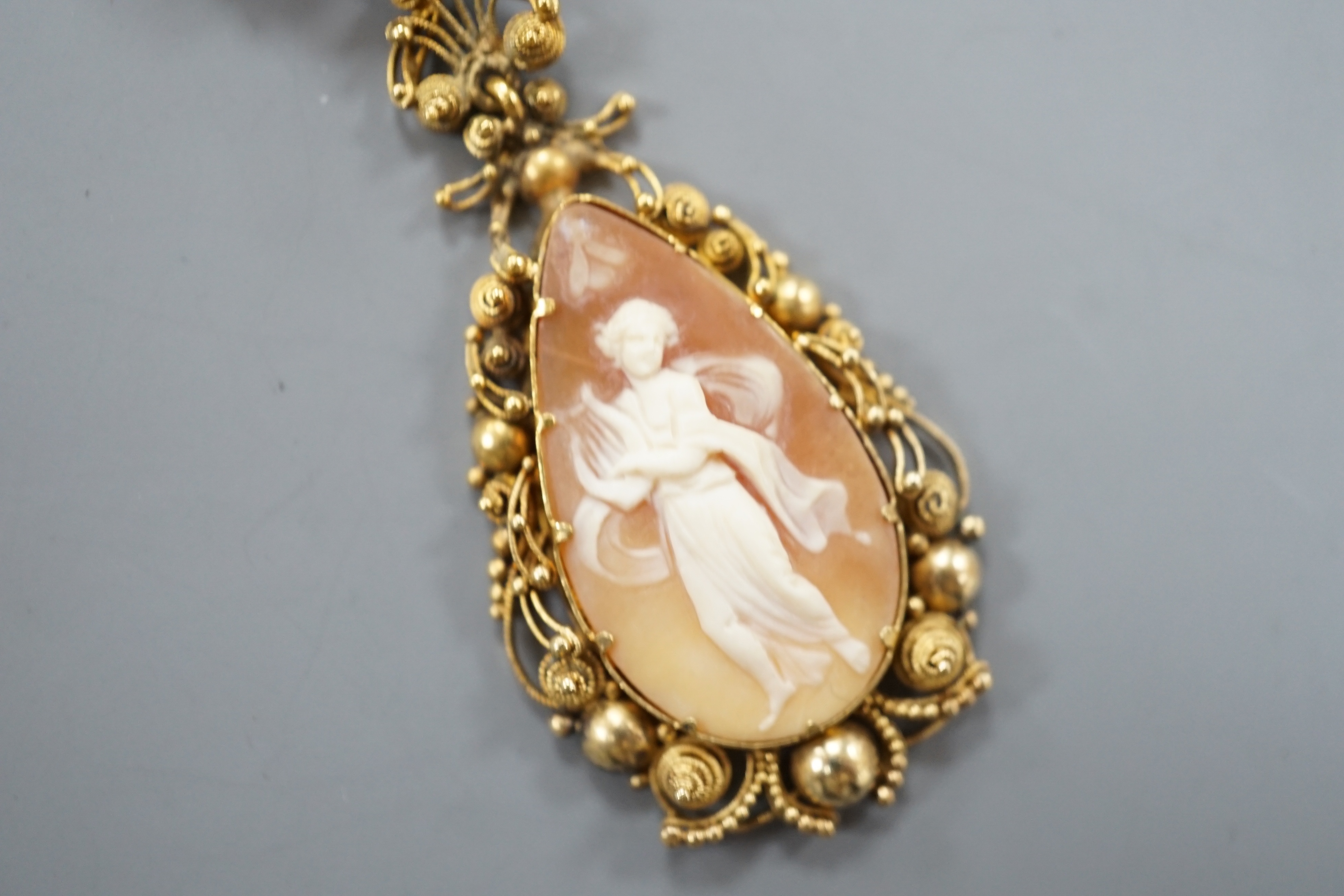 A 9ct and cameo shell set drop pendant necklace, 70cm, gross weight 10.9 grams.